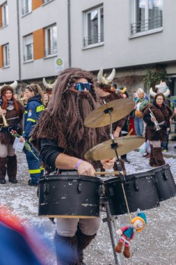 Schwabisch Gmund, GERMANY-FEBRUARY 13. 2024 Karnaval geçidi, kostümlü insanlar sokakta yürüyor. Yüksek kalite fotoğraf