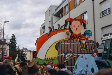 Schwabisch Gmund, GERMANY-FEBRUARY 13. 2024 Karnaval geçidi, kostümlü insanlar sokakta yürüyor. Yüksek kalite fotoğraf