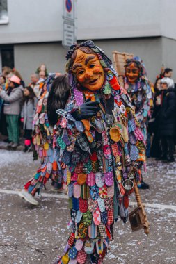 Schwabisch Gmund, GERMANY-FEBRUARY 13. 2024 Karnaval geçidi, kostümlü insanlar sokakta yürüyor. Yüksek kalite fotoğraf