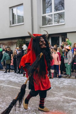 Schwabisch Gmund, GERMANY-FEBRUARY 13. 2024 Karnaval geçidi, kostümlü insanlar sokakta yürüyor. Yüksek kalite fotoğraf