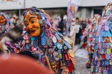 Schwabisch Gmund, GERMANY-FEBRUARY 13. 2024 Karnaval geçidi, kostümlü insanlar sokakta yürüyor. Yüksek kalite fotoğraf