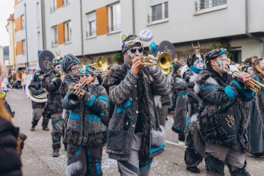 Schwabisch Gmund, GERMANY-FEBRUARY 13. 2024 Karnaval geçidi, kostümlü insanlar sokakta yürüyor. Yüksek kalite fotoğraf
