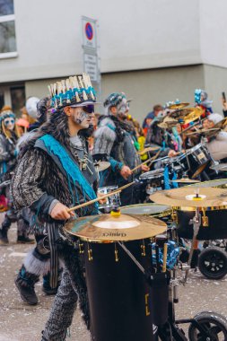 Schwabisch Gmund, GERMANY-FEBRUARY 13. 2024 Karnaval geçidi, kostümlü insanlar sokakta yürüyor. Yüksek kalite fotoğraf