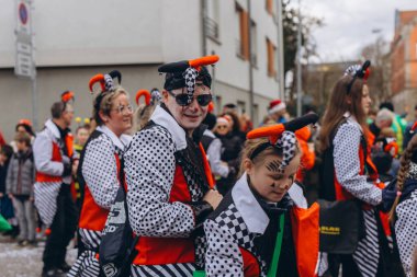 Schwabisch Gmund, GERMANY-FEBRUARY 13. 2024 Karnaval geçidi, kostümlü insanlar sokakta yürüyor. Yüksek kalite fotoğraf