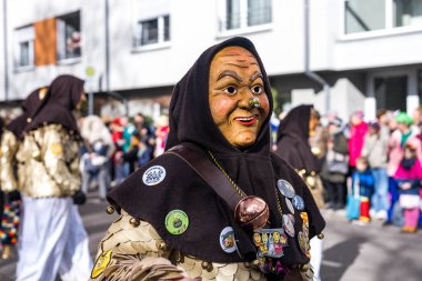 Schwabisch Gmund, GERMANY-FEBRUARY 13. 2024 Karnaval geçidi, kostümlü insanlar sokakta yürüyor. Yüksek kalite fotoğraf