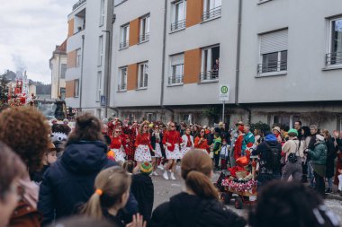 Schwabisch Gmund, GERMANY-FEBRUARY 13. 2024 Karnaval geçidi, kostümlü insanlar sokakta yürüyor. Yüksek kalite fotoğraf