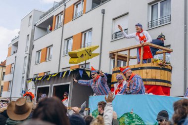 Schwabisch Gmund, GERMANY-FEBRUARY 13. 2024 Karnaval geçidi, kostümlü insanlar sokakta yürüyor. Yüksek kalite fotoğraf