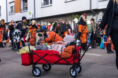 Schwabisch Gmund, GERMANY-FEBRUARY 13. 2024 Karnaval geçidi, kostümlü insanlar sokakta yürüyor. Yüksek kalite fotoğraf
