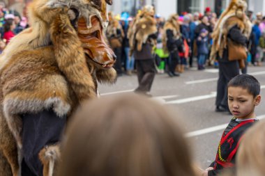 Schwabisch Gmund, GERMANY-FEBRUARY 13. 2024 Karnaval geçidi, kostümlü insanlar sokakta yürüyor. Yüksek kalite fotoğraf