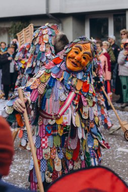 Schwabisch Gmund, GERMANY-FEBRUARY 13. 2024 Karnaval geçidi, kostümlü insanlar sokakta yürüyor. Yüksek kalite fotoğraf