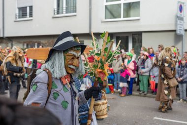 Schwabisch Gmund, GERMANY-FEBRUARY 13. 2024 Karnaval geçidi, kostümlü insanlar sokakta yürüyor. Yüksek kalite fotoğraf