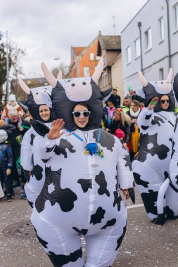 Schwabisch Gmund, GERMANY-FEBRUARY 13. 2024 Karnaval geçidi, kostümlü insanlar sokakta yürüyor. Yüksek kalite fotoğraf