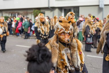 Schwabisch Gmund, GERMANY-FEBRUARY 13. 2024 Karnaval geçidi, kostümlü insanlar sokakta yürüyor. Yüksek kalite fotoğraf