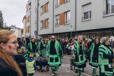 Schwabisch Gmund, GERMANY-FEBRUARY 13. 2024 Karnaval geçidi, kostümlü insanlar sokakta yürüyor. Yüksek kalite fotoğraf