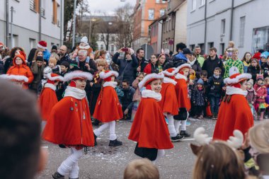 Schwabisch Gmund, GERMANY-FEBRUARY 13. 2024 Karnaval geçidi, kostümlü insanlar sokakta yürüyor. Yüksek kalite fotoğraf