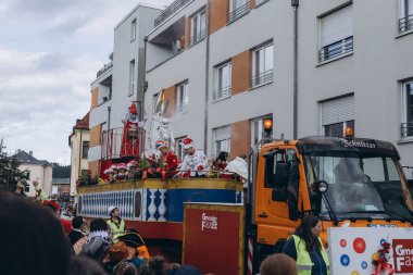 Schwabisch Gmund, GERMANY-FEBRUARY 13. 2024 Karnaval geçidi, kostümlü insanlar sokakta yürüyor. Yüksek kalite fotoğraf
