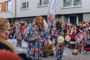 Schwabisch Gmund, GERMANY-FEBRUARY 13. 2024 Karnaval geçidi, kostümlü insanlar sokakta yürüyor. Yüksek kalite fotoğraf