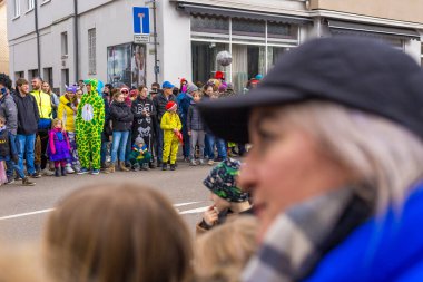 Schwabisch Gmund, GERMANY-FEBRUARY 13. 2024 Karnaval geçidi, kostümlü insanlar sokakta yürüyor. Yüksek kalite fotoğraf