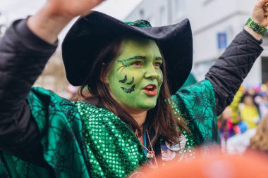 Schwabisch Gmund, GERMANY-FEBRUARY 13. 2024 Karnaval geçidi, kostümlü insanlar sokakta yürüyor. Yüksek kalite fotoğraf