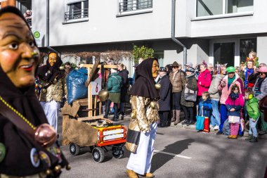 Schwabisch Gmund, GERMANY-FEBRUARY 13. 2024 Karnaval geçidi, kostümlü insanlar sokakta yürüyor. Yüksek kalite fotoğraf