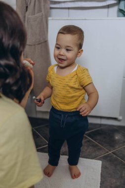 Diş bakımı, sağlık için oğlanla dişlerini fırçalama, banyo, diş fırçası. Yüksek kalite fotoğraf