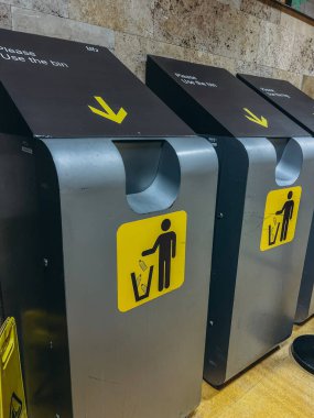 Havaalanı terminalinde şişe geri dönüşüm konteynırları. Yüksek kalite fotoğraf