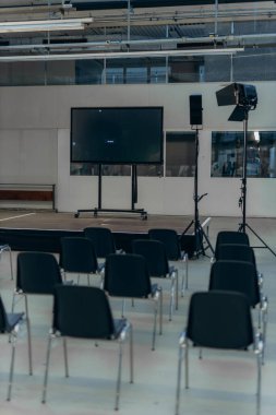 Boş Sandalyeler ve Küçük Sahneler ile Konferans Odası. Yüksek kalite fotoğraf