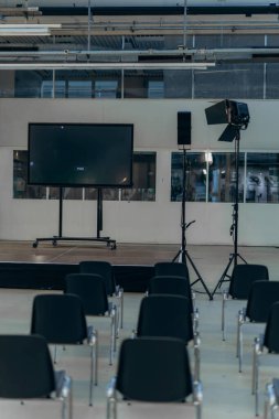 Boş Sandalyeler ve Küçük Sahneler ile Konferans Odası. Yüksek kalite fotoğraf