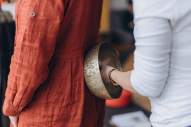 Tibet şarkı kaseleriyle terapi seansı. Meditasyon ve rahatlama. Yüksek kalite fotoğraf