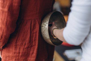 Tibet şarkı kaseleriyle terapi seansı. Meditasyon ve rahatlama. Yüksek kalite fotoğraf