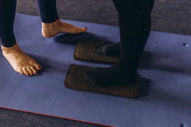 Tahtalarda çivili duruyor. Yoga ve terapi yapan genç kadınlar. Yüksek kalite fotoğraf. Yüksek kalite fotoğraf