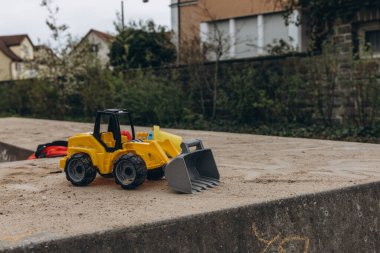 Oyuncak sarı buldozer, çocukların kum havuzunda kum, kamyon konsepti, yakın çekim. Yüksek kalite fotoğraf