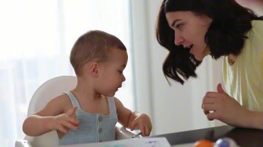 Erkek ve anne, Paskalya yumurtalarını birlikte süslüyor yaratıcı bir bağ anının tadını çıkarıyorlar. Paskalya, annelik ve yaratıcılık. Yüksek kalite 4k görüntü