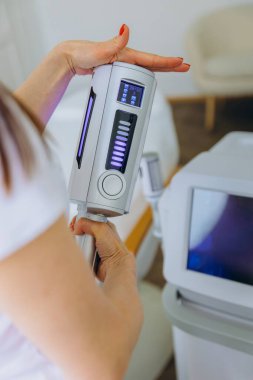 Kozmetik uzmanı modern güzellik kliniğindeki anti-selülit vücut hatları oturumundan önce endosfer terapi makinesini ayarlıyor. Lenfatik drenaj ve vücut şekillendirme konsepti. Yüksek kalite fotoğraf