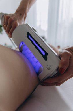 Anti-selülit endosfer terapi seansının yakın çekimi. Güzellik kliniğinde estetik kadın vücudu, donanım masajı ile şekilleniyor. Zayıflamaya, yağ azaltmaya ve cilt sıkmaya odaklan. Yüksek kalite fotoğraf