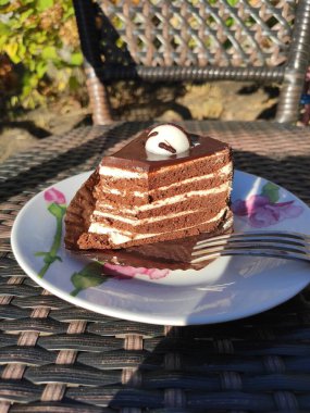 Çizgili bisküvi çikolatası ve beyaz kremalı vanilyalı kek, zebra keki, Spartak keki, kafe, çatallı bir tabak