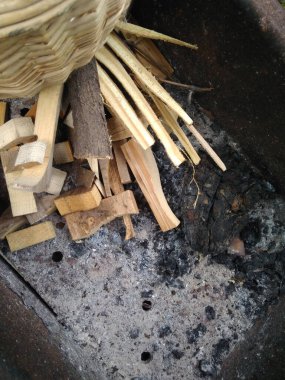 ateş, kül, kül, yakacak odun, barbekü, yemek pişirdikten sonra ateş, ateş, kamp ateşi, seriler, odun, kütük