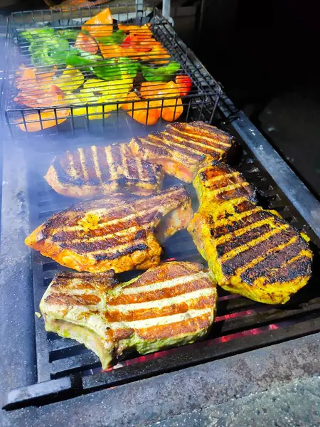 ızgara et, sebze, barbekü, biftek, tavuk, sığır eti, sığır derisi, domuz, omuz, kalça, biber, sos, gece