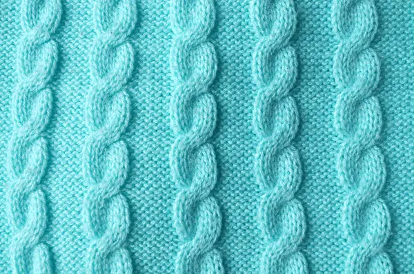 Makro yakın plan: örülmüş deseni andıran görünür dikişli narin turkuaz kumaş. Üst manzara mavi, yeşil