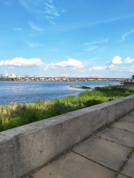 Peyzaj seti şehir manzarası nehir parapet taşı yol köprüsü şehir panorama mavi gökyüzü yolu nehir kenarında yürüme