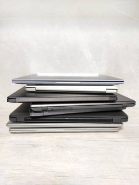 Gri arkaplanda dizüstü bilgisayar, tablet, iş, uzaktan kumanda, serbest çalışma.