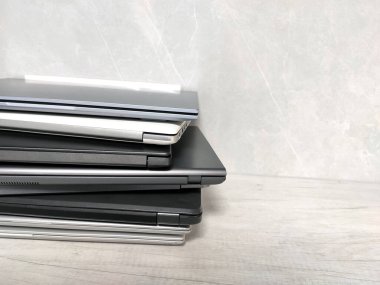 Gri arka planda bir yığın dizüstü bilgisayar. birçok dizüstü bilgisayar, iletişim, internet, teknoloji, ekipman, tablet, netbook