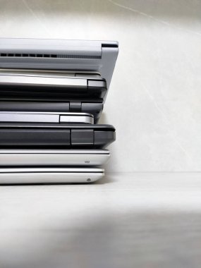 Gri arkaplanda dizüstü bilgisayar, tablet, iş, uzaktan kumanda, serbest çalışma.