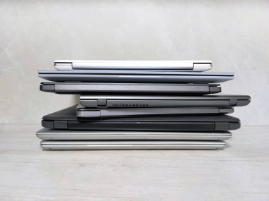 Gri arkaplanda dizüstü bilgisayar, tablet, iş, uzaktan kumanda, serbest çalışma.
