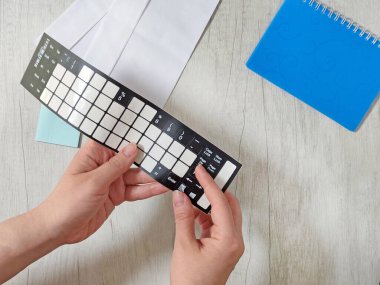 Eller dizüstü bilgisayara klavye çıkartması takıyor. Klavye özelleştirme ve koruma için esnek dizüstü bilgisayar etiketi. Kağıt ve defter ile modern çalışma alanı arkaplanı. Minimalist teknoloji kavramı. Serbest ticaret.