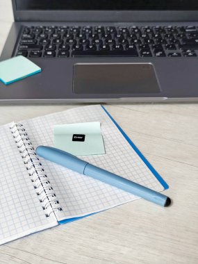 Yaratıcı konsept fotoğraf ve üzerinde mavi kalemle birlikte Enter yazan pastel yapışkan bir not. Fikirleri başlatmak, planlamak, yazmak veya dijital ilham için sembolik resim.