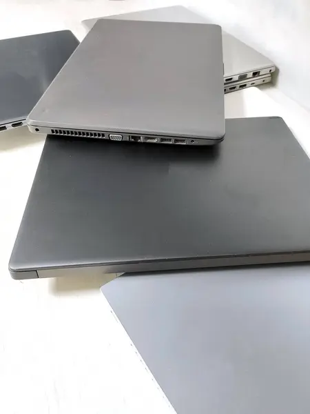 Gri arkaplanda dizüstü bilgisayar, tablet, iş, uzaktan kumanda, serbest çalışma.