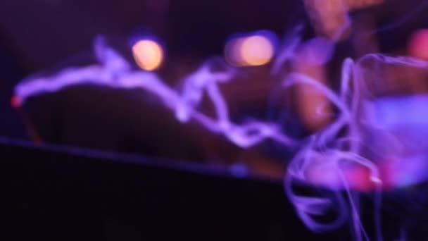 Αρωματικό Ραβδί Καπνός Που Επιπλέει Στο Σκούρο Λιλά Φόντο Φώτα — Αρχείο Βίντεο