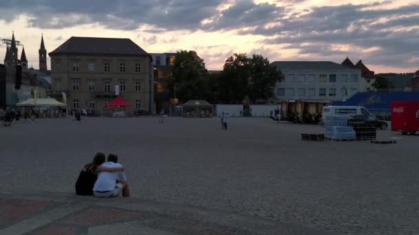乌尔兹堡 德国巴伐利亚 2022年7月22日 乌尔兹堡住宅音乐会的准备工作 区域的建设和观众座席 人们享受美丽的夏夜 — 图库视频影像