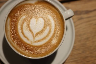 Rüzgarda dalgalanan bayrak direğinde üç bayrak. Baden, İsviçre bayrakları, amblemli Bayrak Baden-Wrttemberg. İsviçre bayrağı ortada. Mavi gökyüzünde ve beyaz bulutlarda izole. Boşluğu kopyala.